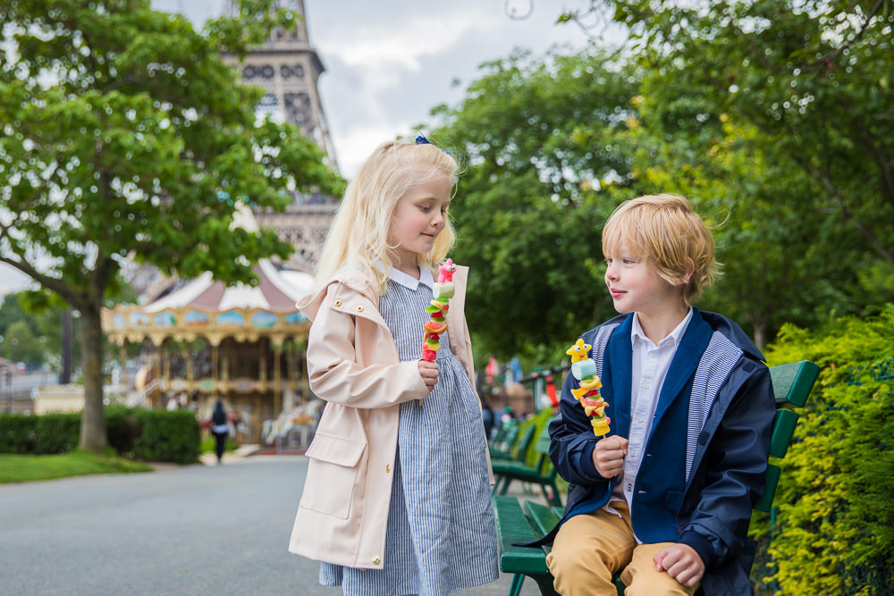 Kids posing for family photos with Daniel from The Paris Photographer
