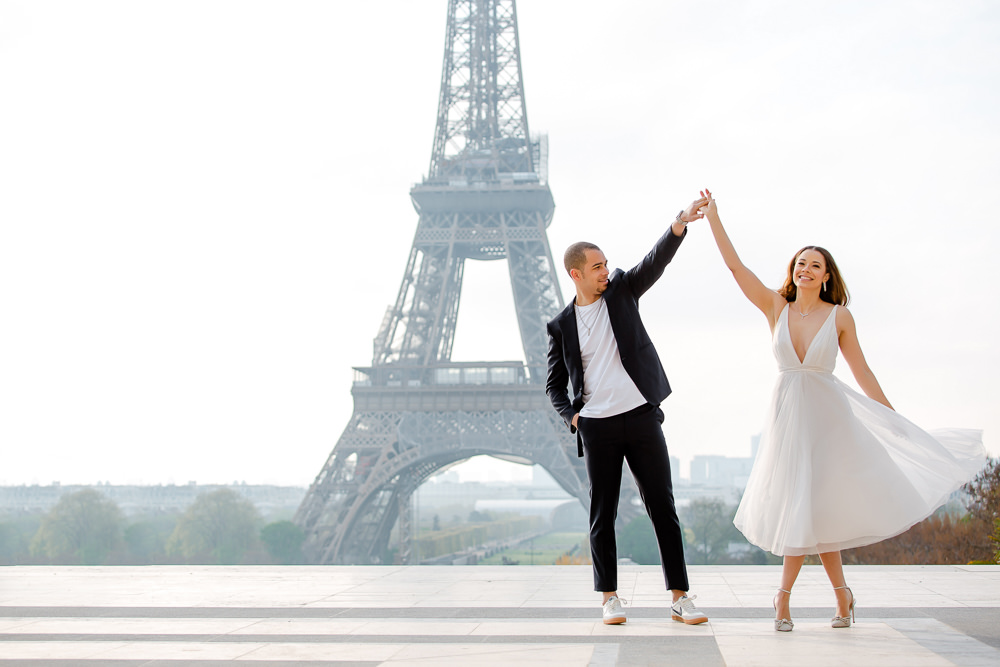 Couple dancing during the engagement photoshoot in Paris
