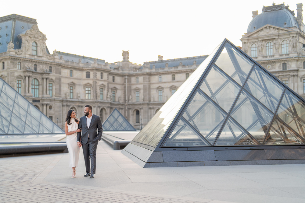 Couples photos in Paris by the Louvre Pyramid by Vio