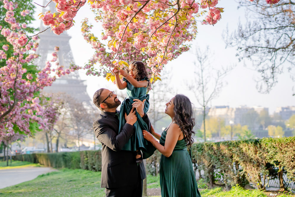 Cherry blossoms family photoshoot by Vio in Paris